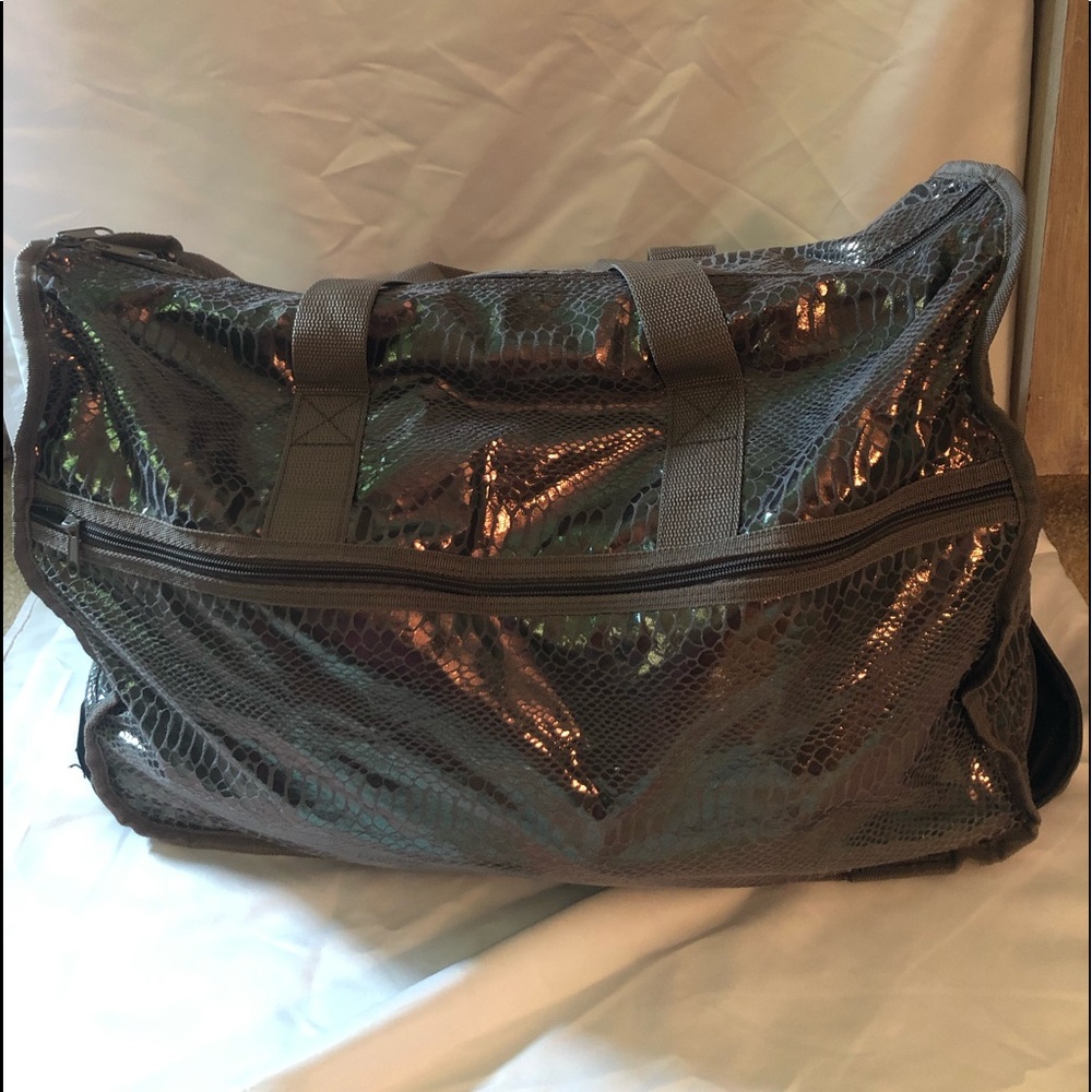 Rolling duffle bag